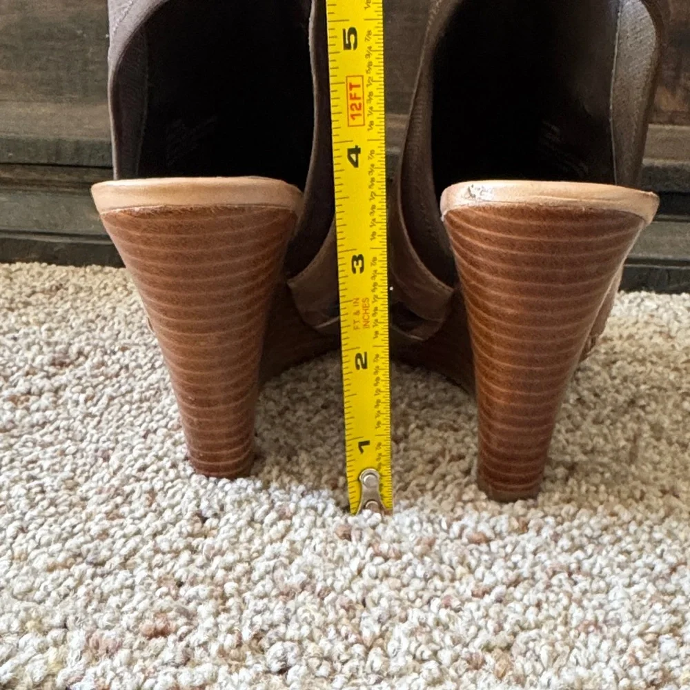 Vince Camuto Tan Leather Wedge Sandals - Picture 7 of 12